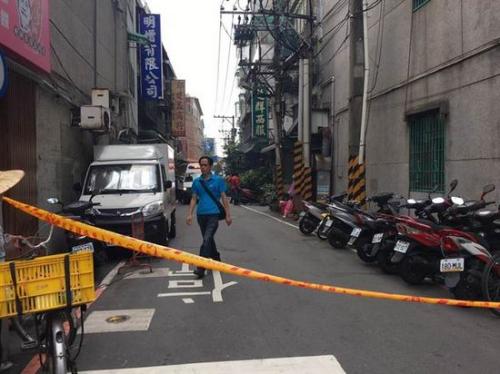 土城日新街传出枪响，2位民众重但后无生命迹象，警方封锁现场采证中。图片来源：台湾《中国时报》