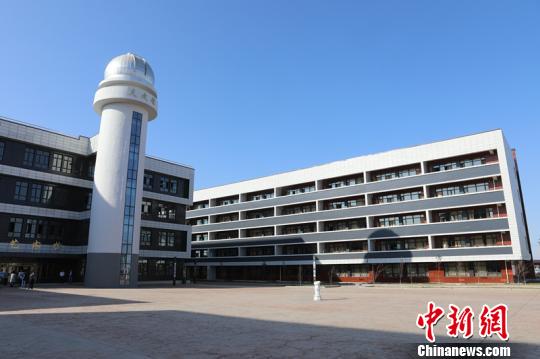 沙湾县第一中学有近40个学生社团，培养学生的兴趣爱好，鼓励学生创新，学校也拥有优质的教学环境和师资队伍，为学生的全面发展提供支撑。　李国庆 摄