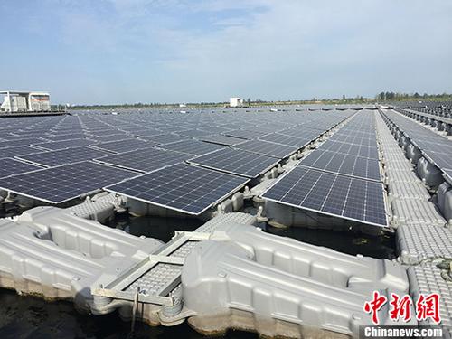 安徽省淮南市潘集区刘龙采煤沉陷区，已被水侵占，成一片6000多亩的水面。就在这片水面上兴建的目前全球最大的水上漂浮光伏电站近日广受外界关注。图为水上漂浮光伏电站。 <a target='_blank' href='http://www.chinanews.com/'>中新社</a>记者 吴兰 摄