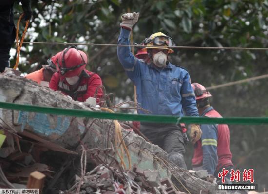 当地时间9月21日，墨西哥首都墨西哥城地震救援人员举起拳头示意保持安静，这样才能更好的听到废墟下的声音。这个手势迅速流传，有网友说握拳高举既能示意肃静，也代表坚强和希望。19日中午发生在墨西哥中部的7.1级地震已造成至少245人遇难。图为救援人员在废墟上举起拳头，示意周边安静。