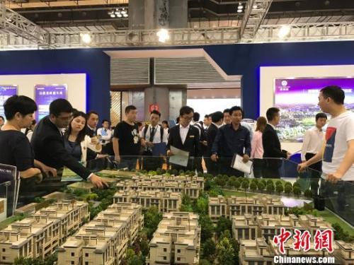 图为房交会现场，市民看房踊跃。钟旖 摄