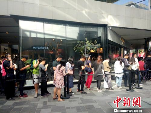 喜茶北京三里屯店门口排起长队，其中有不少“黄牛”代购。<a target='_blank' href='http://www.chinanews.com/' >中新网</a>记者 李金磊 摄