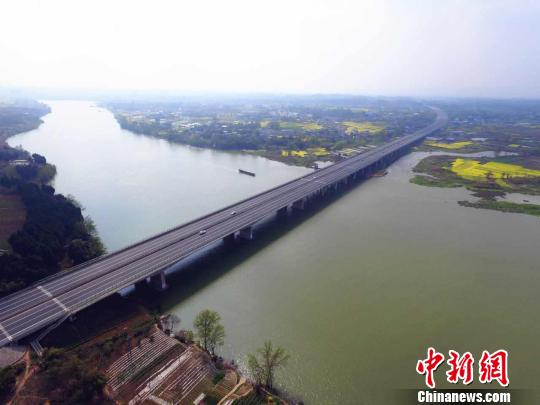 成安渝高速公路沱江河特大桥。　杨雨蒙 摄