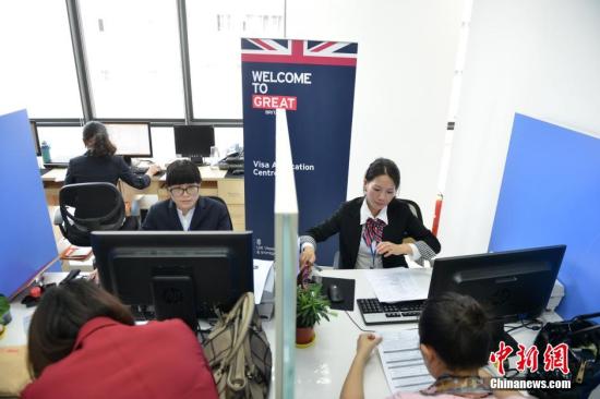 资料图：申请者办理出国旅游签证。<a target='_blank' href='http://www.chinanews.com/'>中新社</a>发 张浪 摄
