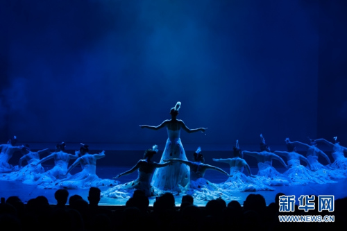 来自云南的演员表演傣族舞《雀之灵》。新华网发(弗尔季•奥蒂洛摄)