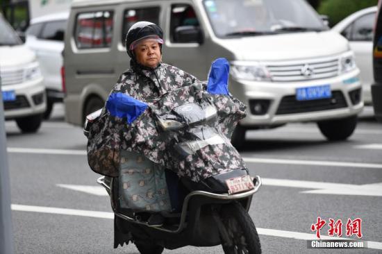 资料图：8月30日，成都市民增添衣物出行。。 <a target='_blank' href='http://www.chinanews.com/'>中新社</a>记者 张浪 摄