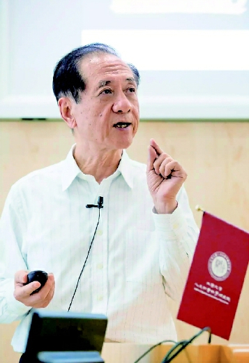 图为全国政协副主席、九三学社中央主席韩启德在北京大学人文社会科学研究院讲授医学人文课程  （资料图片）