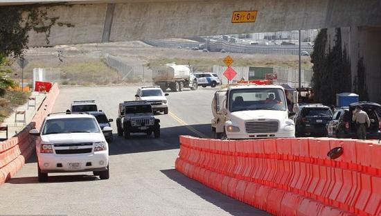 美墨边境建样板墙:8堵墙每个宽9米 30天内完工