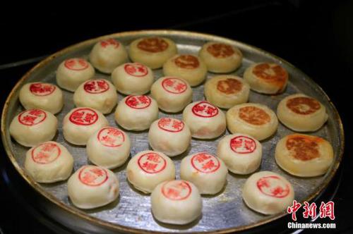 9月29日，小龙虾月饼新鲜出炉。为迎合当下年轻人的口味，杭州某餐厅于中秋来临之际推出现烧现卖的小龙虾月饼，酥皮月饼配上小龙虾馅料的新奇组合，一经上市就成为顾客竞相购买的“网红”爆款。