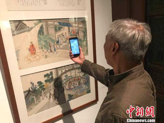 民众在山西博物院参观拍摄。　胡健 摄