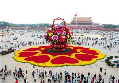  9月25日，天安门广场，国庆“大花篮”整体亮相，游客争相与国庆“大花篮”拍照留念。新京报记者 侯少卿 摄