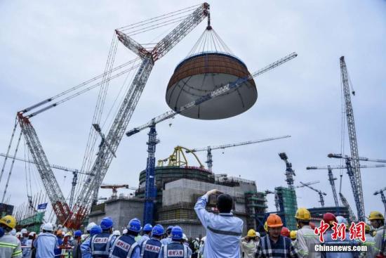资料图：5月25日下午5时58分，中国自主三代核电“华龙一号”全球首堆示范工程——中核集团福清核电5号机组穹顶吊装成功。<a target='_blank' href='http://www.chinanews.com/'>中新社</a>发 钟鹰 摄