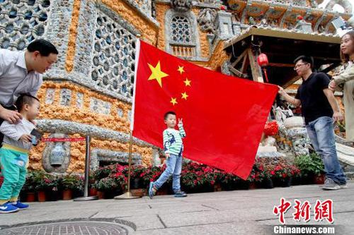 天津瓷房子国庆迎客潮国旗成最美背景