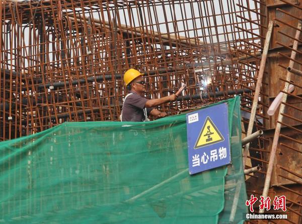 图为末班地铁的乘客。 吕春荣 摄
