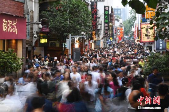 10月3日，正值“十一”假期的第三天，湖南长沙迎来了客流高峰，黄兴路步行街及太平老街等地纷纷被众多的人群所“占领”，人们在街道上行走变得十分困难。 杨华峰 摄