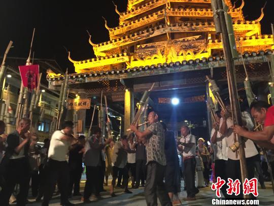 图为贵州黎平肇兴侗寨的芦笙舞。　杨光振 摄