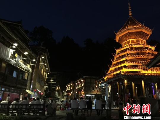 图为游客爆满的贵州黎平肇兴侗寨。　杨光振 摄