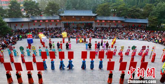 2017年的“国庆中秋”假日，两节的叠加效应，超长的假日时间，高速免费通行的政策，促使人们出游热情高涨。　成鹏 摄