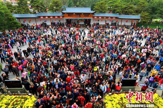 山西省旅发委发布的消息显示，来山西的游客中，男性游客占55.89%，消费偏好呈观光游览向休闲度假发展趋势。　成鹏 摄
