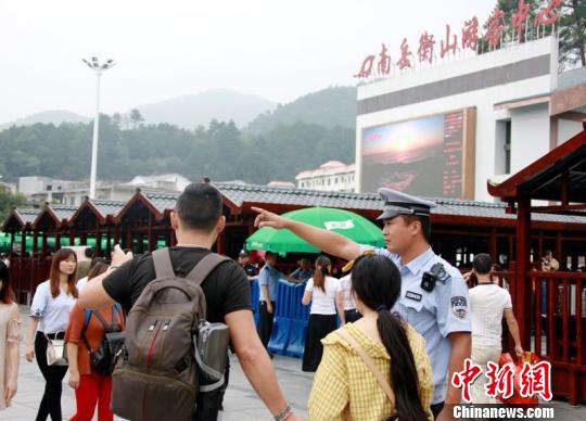 南岳区千余名干部职工深入城区各主要道路、景点值班值勤。　文丽贵 摄