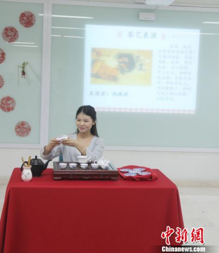 图为中国茶艺表演。　林永传 摄