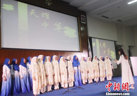 中国侨网2日下午，“天耀中华”文艺巡演在印尼阿拉扎大学举行。该艺术交流团由中国国家汉办／孔子学院总部派出，演员由河北师范大学的师生组成。图为阿拉扎大学孔子学院合唱团带来合唱《友谊地久天长》。　林永传　摄
