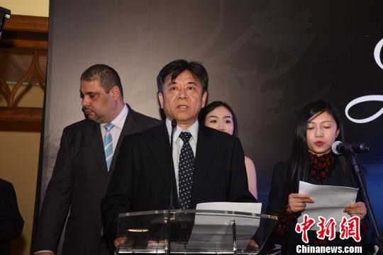 中国侨网图为中国驻巴西大使李金章（左二）致辞。　莫成雄　摄