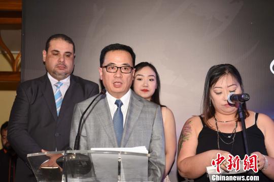 图为巴西圣保罗亚洲文化中心总经理方三京(左二)致辞。　莫成雄 摄