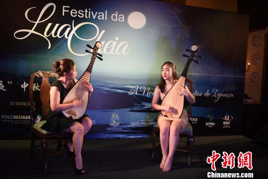 图为巴西华裔姑娘表演琵琶二重奏《送我一朵玫瑰花》。　莫成雄 摄