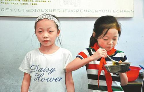 四川一小学一个班有4对孪生子 只能分开坐区分
