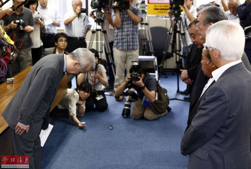 8月29日，在日本东京，日本东京电力公司社长广濑直己（左）向全国渔业协会联合会的代表鞠躬道歉。日本福岛第一核电站近期曝出储水罐放射性污水大量泄漏事件，日本原子能规制委员会28日决定将该事件评定为3级（严重）。