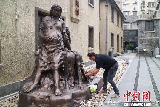 克里斯蒂安·帕赫在南京利济巷慰安所旧址陈列馆内献花。 侵华日军南京大屠杀遇难同胞纪念馆供图