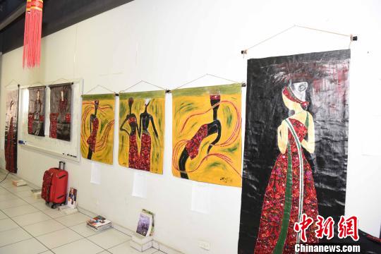 图为“多彩贵州南美书画展”绘画作品。　莫成雄 摄