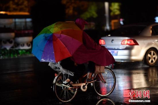 10月10日,市民雨中骑行。俗话说“一场秋雨一场寒”,寒露节气刚过,阴雨天气到访昆明,气温下降,“春城”秋意渐浓。<a target='_blank' href='http://www.chinanews.com/'>中新社</a>记者 刘冉阳 摄 10月10日,市民雨中骑行。俗话说“一场秋雨一场寒”,寒露节气刚过,阴雨天气到访昆明,气温下降,“春城”秋意渐浓。<a target='_blank' href='http://www.chinanews.com/'>中新社</a>记者 刘冉阳 摄