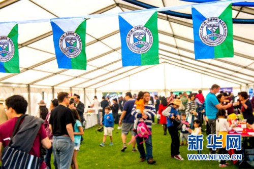 9月24日，英国剑桥华人社区举行活动，庆祝中秋佳节。活动包括舞龙、太极拳表演、品尝中华美食等。新华网发