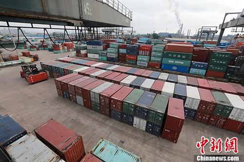 资料图:集装箱码头堆场,工人正在作业。 <a target='_blank' href='http://www.chinanews.com/'>中新社</a>记者 曾开宏 摄 资料图:集装箱码头堆场,工人正在作业。 <a target='_blank' href='http://www.chinanews.com/'>中新社</a>记者 曾开宏 摄