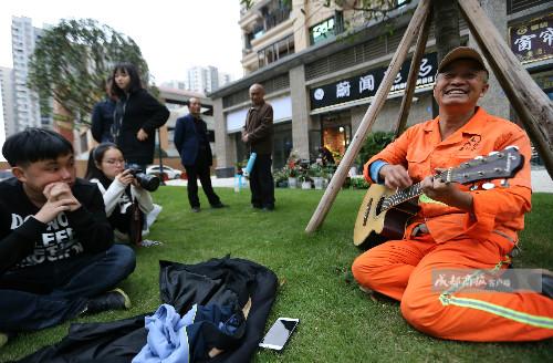 6旬环卫工自学38年街边弹吉他 网友:被耽误的乐手