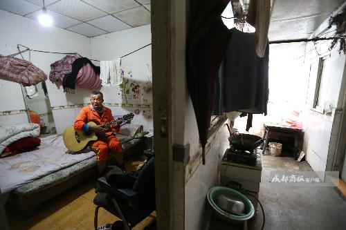 6旬环卫工自学38年街边弹吉他 网友:被耽误的乐手