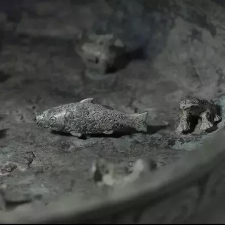 再仔细想想，在容器底部装上萌萌的小动物，这个创意有没有似曾相识？