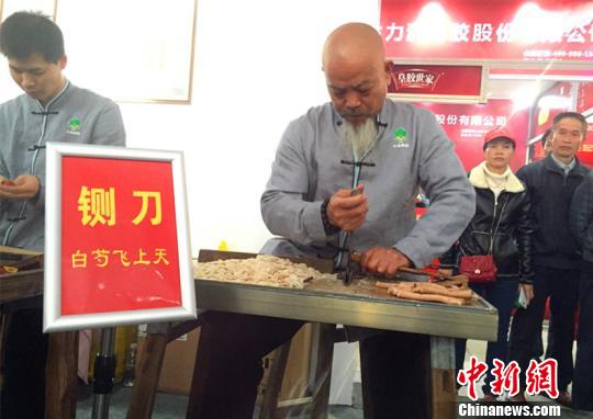 图为樟帮中药炮制技艺展演。　吴鹏泉 摄