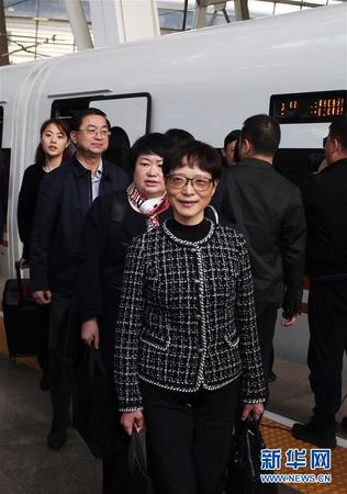　10月16日，来自上海市的党的十九大代表抵达北京。
