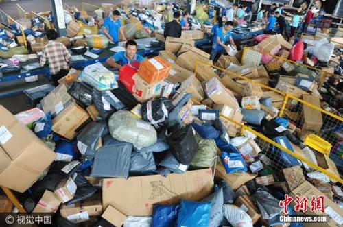 资料图：国庆、中秋“双节”过后，安徽省阜阳市快递业迎来小高峰。王彪 摄 图片来源：视觉中国