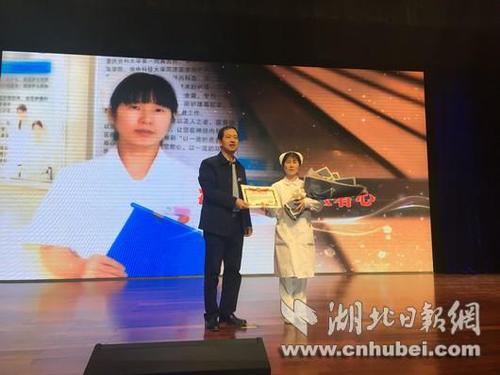 实习护士跪地为呕吐老人做人工呼吸 被医院预录用