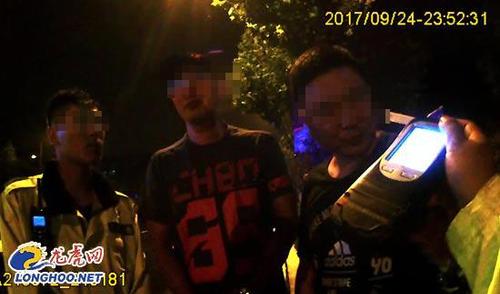 酒驾男欲逃检测喊朋友助阵 叫来20名小弟做俯卧撑