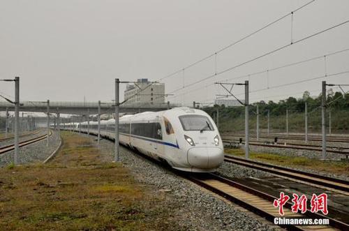 资料图：动车在运行中 吴正琪 摄