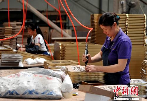 图为厦门一企业生产车间，工人正在流水线上作业。（资料图片） <a target='_blank' href='http://www.chinanews.com/'>中新社</a>记者 张斌 摄