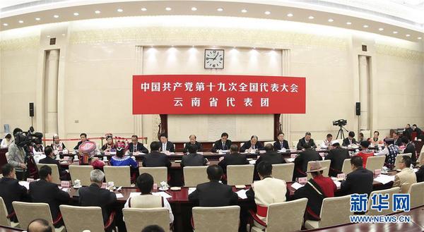 10月19日，十九大部分代表团讨论向中外记者开放。这是云南省代表团在讨论。