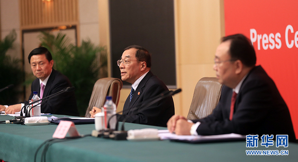 10月19日，十九大新闻中心举行记者会，邀请中纪委、中组部负责人介绍党的建设和全面从严治党相关情况。图为记者会现场。2