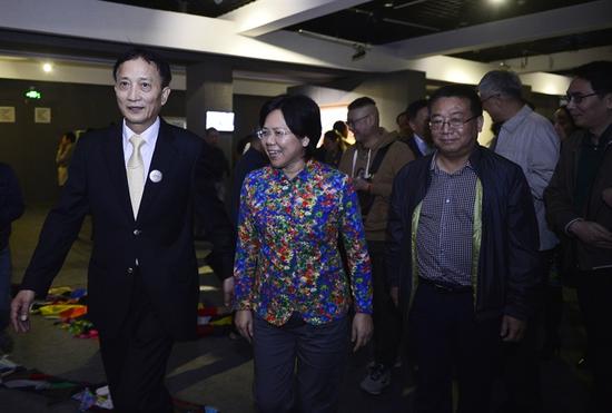 著名陶瓷艺术家龚循明陪同景德镇市人民政府市长梅亦参观“景德镇范式”展。（杨勇 摄）
