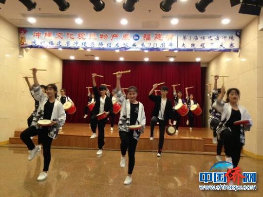 中国侨网太鼓表演。　罗巡　摄
